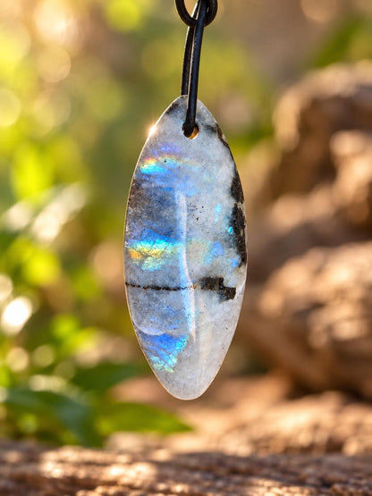 Regenbogen Mondstein, weißer Labradorit mit Anteilen von schwarzem Turmalin, Navette förmig Anhänger, 53 x 24 x 8 mm, an Lederband