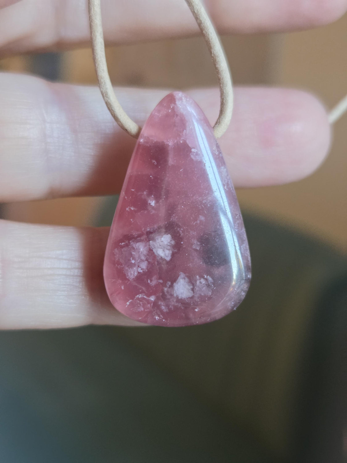 Feiner Rhodochrosit Anhänger, 31 x 21 x 8 mm, gebohrt, an verstellbarem Lederband, Herzchakra Selbstliebe