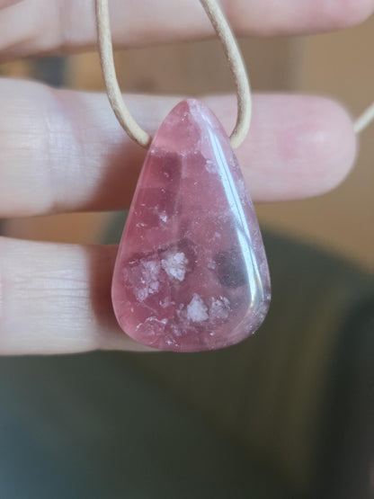 Feiner Rhodochrosit Anhänger, 31 x 21 x 8 mm, gebohrt, an verstellbarem Lederband, Herzchakra Selbstliebe