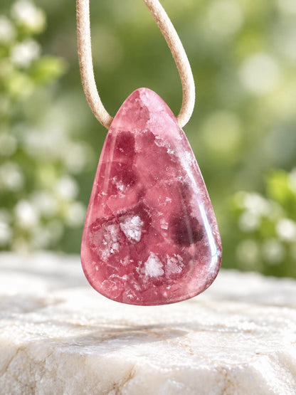 Feiner Rhodochrosit Anhänger, 31 x 21 x 8 mm, gebohrt, an verstellbarem Lederband, Herzchakra Selbstliebe