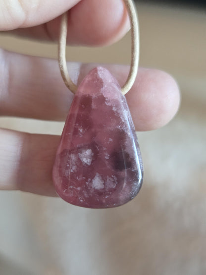 Feiner Rhodochrosit Anhänger, 31 x 21 x 8 mm, gebohrt, an verstellbarem Lederband, Herzchakra Selbstliebe