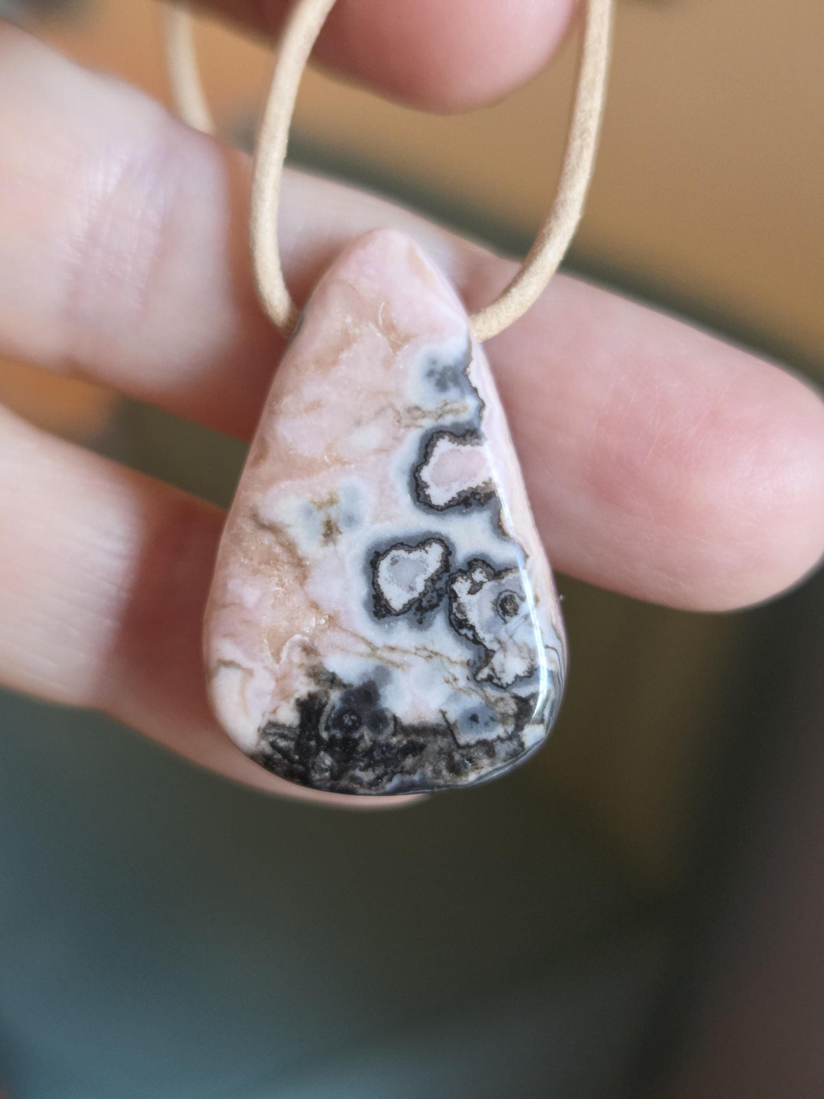 Feiner Rhodochrosit Anhänger, 31 x 21 x 8 mm, gebohrt, an verstellbarem Lederband, Herzchakra Selbstliebe