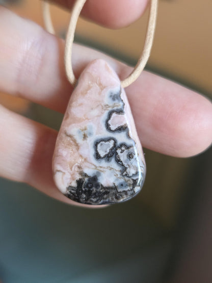 Feiner Rhodochrosit Anhänger, 31 x 21 x 8 mm, gebohrt, an verstellbarem Lederband, Herzchakra Selbstliebe