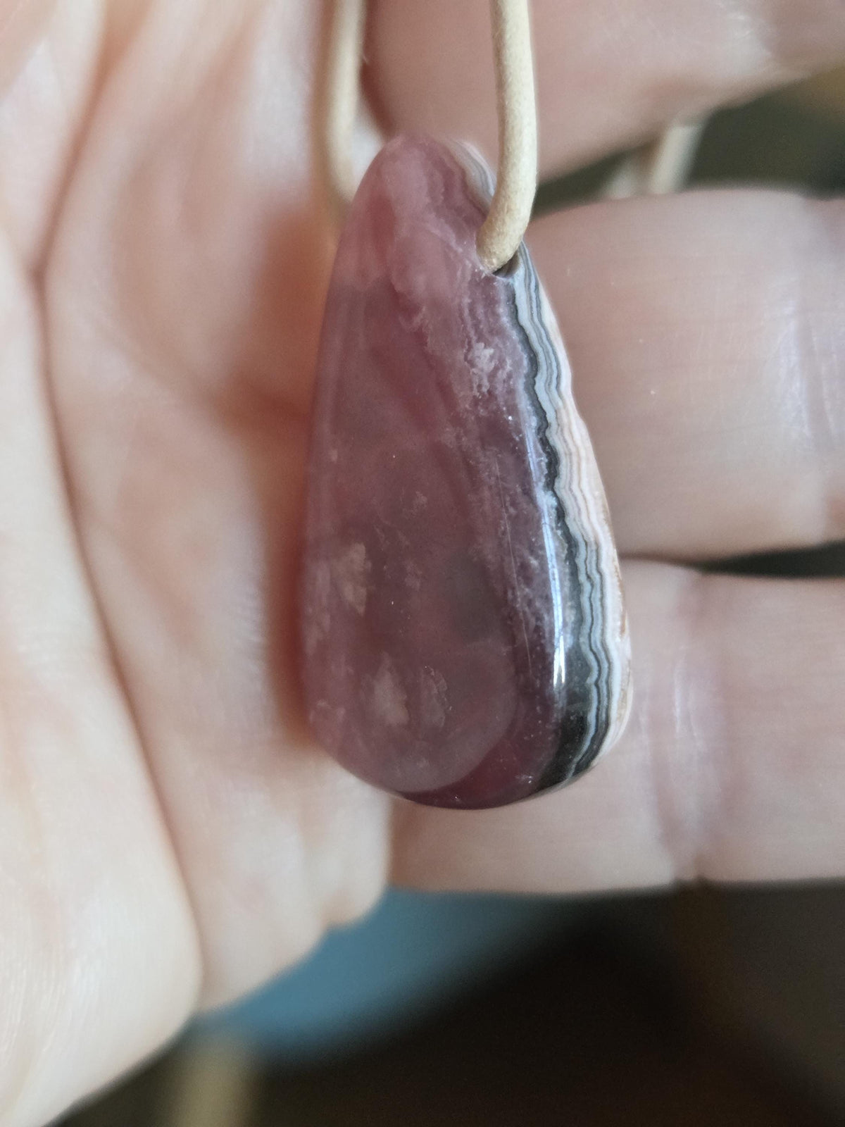 Feiner Rhodochrosit Anhänger, 31 x 21 x 8 mm, gebohrt, an verstellbarem Lederband, Herzchakra Selbstliebe
