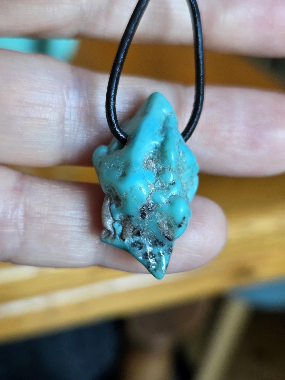 Arizona Türkis großer Nugget Anhänger, 30 x 19 x 15 mm, gebohrt, an verstellbarem Lederband