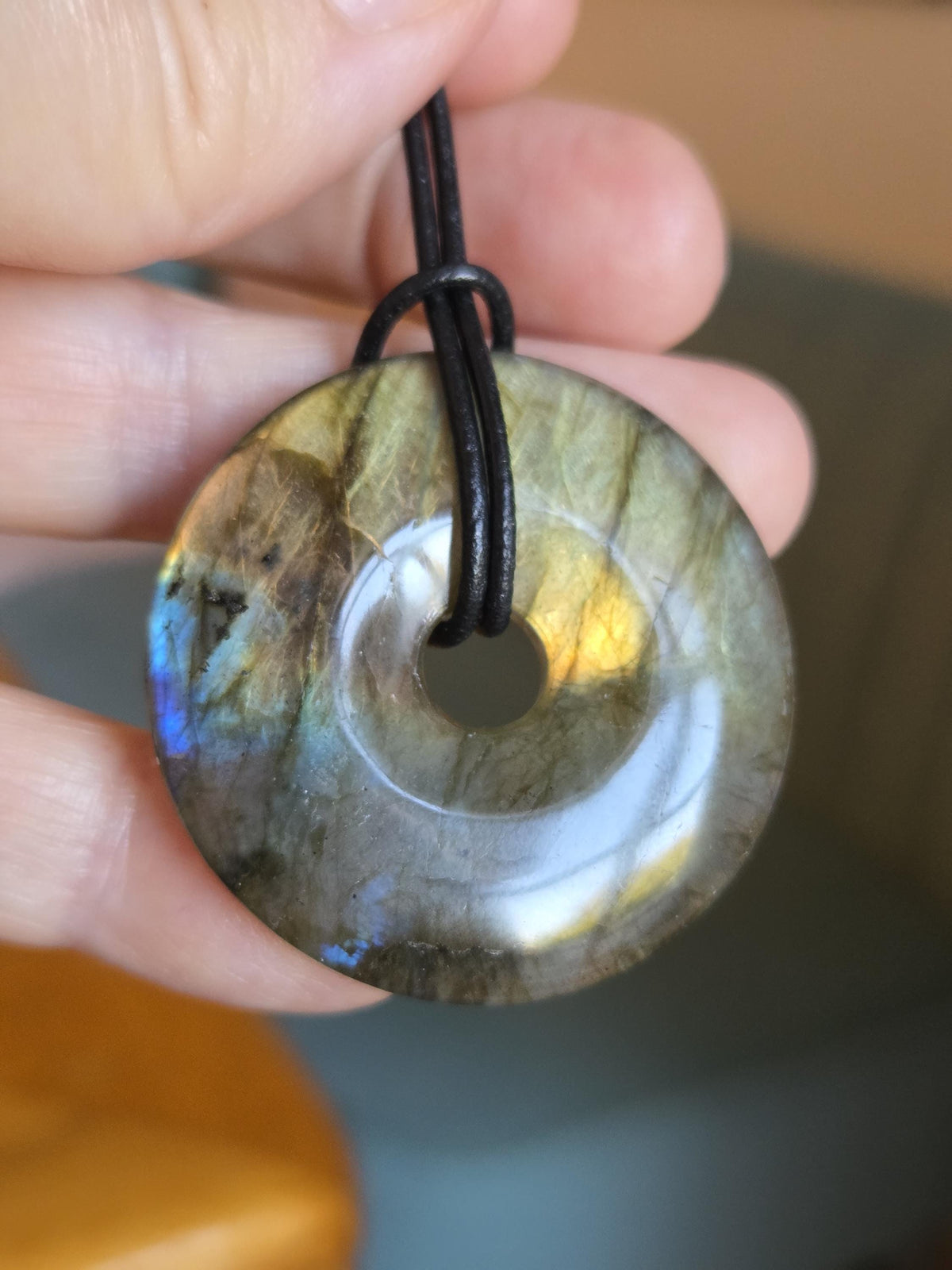 Labradorit Donut groß, grün blau apricot gold Anhänger, 40 x 7 mm, gebohrt, an verstellbarem Lederband