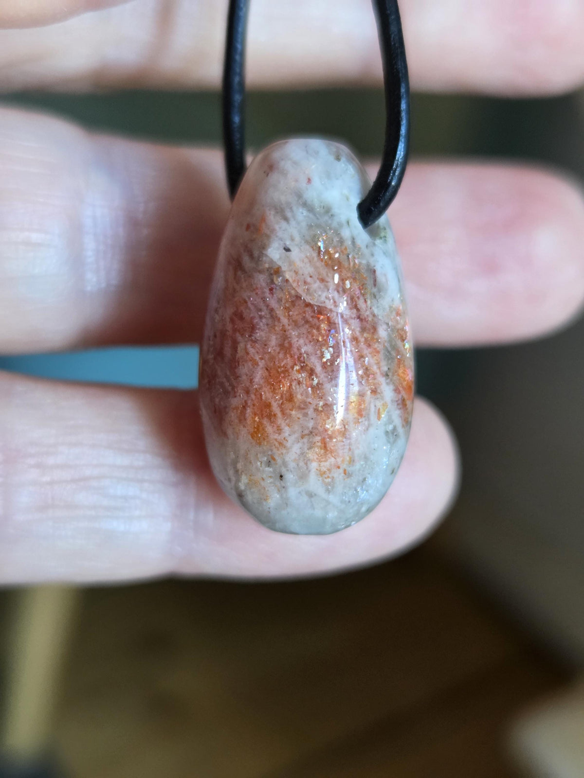 Sonnenstein in Mondstein Anhänger, 27 x 16 x 16 mm, gebohrt, an verstellbarem Lederband