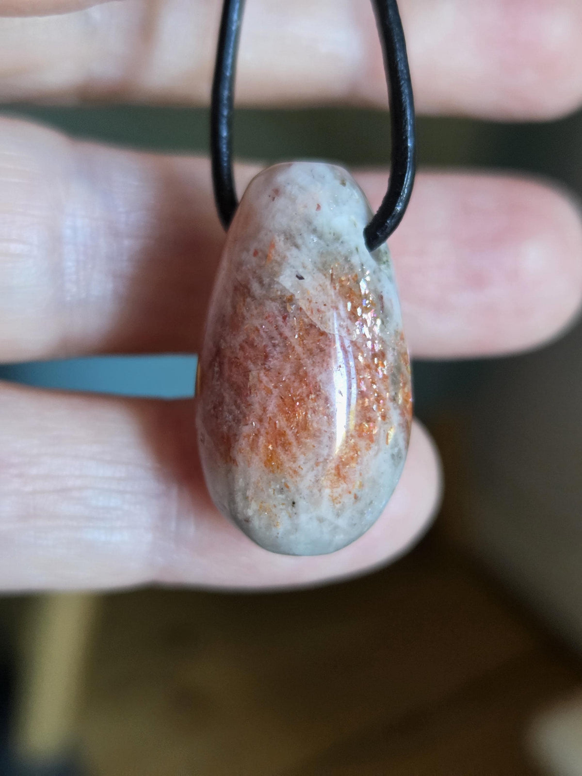 Sonnenstein in Mondstein Anhänger, 27 x 16 x 16 mm, gebohrt, an verstellbarem Lederband