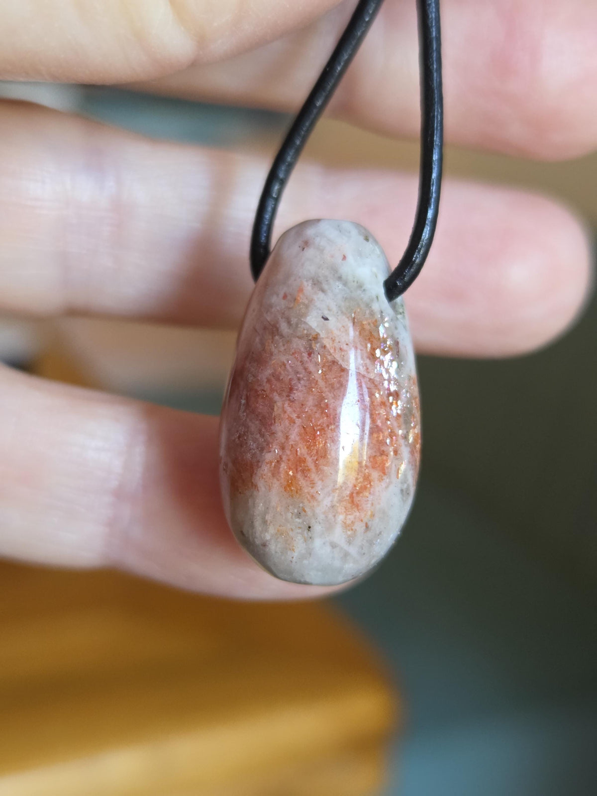 Sonnenstein in Mondstein Anhänger, 27 x 16 x 16 mm, gebohrt, an verstellbarem Lederband