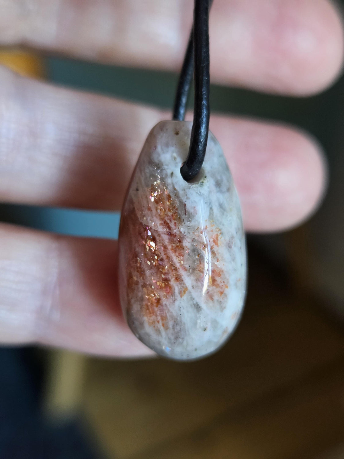 Sonnenstein in Mondstein Anhänger, 27 x 16 x 16 mm, gebohrt, an verstellbarem Lederband