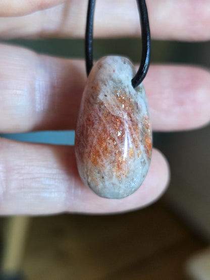 Sonnenstein in Mondstein Anhänger, 27 x 16 x 16 mm, gebohrt, an verstellbarem Lederband