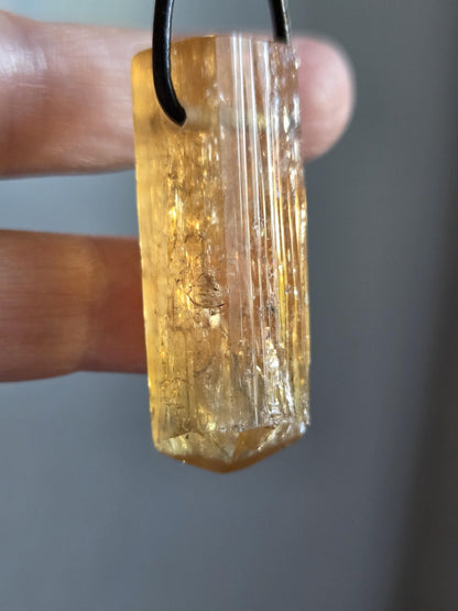 Riesiger Imperial Topas Kaiser Topas Goldtopas , Anhänger, 42 x 14 x 11 mm, gebohrt, an verstellbarem Lederband, 16,25 g., 81,25 ct.