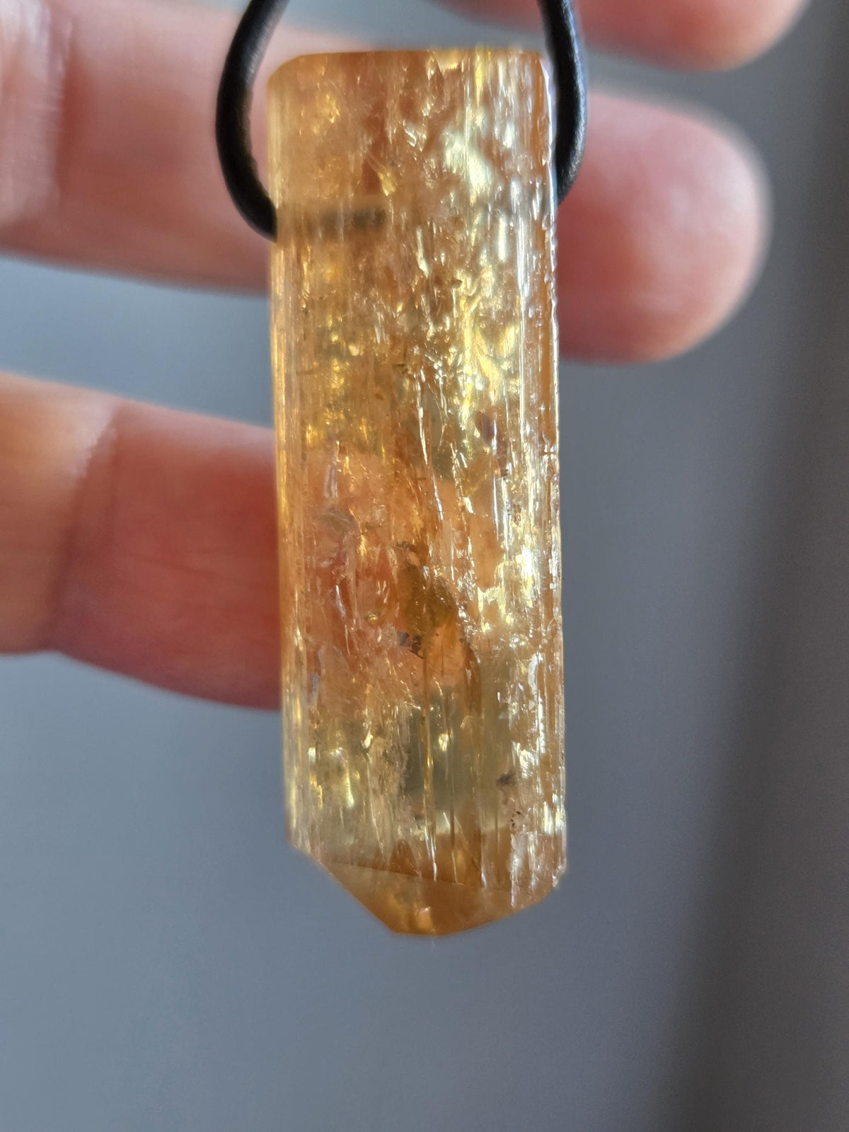 Riesiger Imperial Topas Kaiser Topas Goldtopas , Anhänger, 42 x 14 x 11 mm, gebohrt, an verstellbarem Lederband, 16,25 g., 81,25 ct.