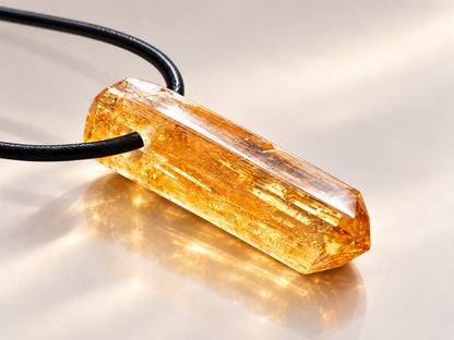 Riesiger Imperial Topas Kaiser Topas Goldtopas , Anhänger, 42 x 14 x 11 mm, gebohrt, an verstellbarem Lederband, 16,25 g., 81,25 ct.