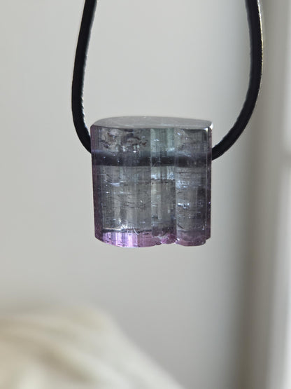 Bicolor Turmalin rosa violett graublau Turmalin, Rubellit Rohstein Stäbchen Anhänger, 16 x 17 x 12 mm, gebohrt, an verstellbarem Lederband