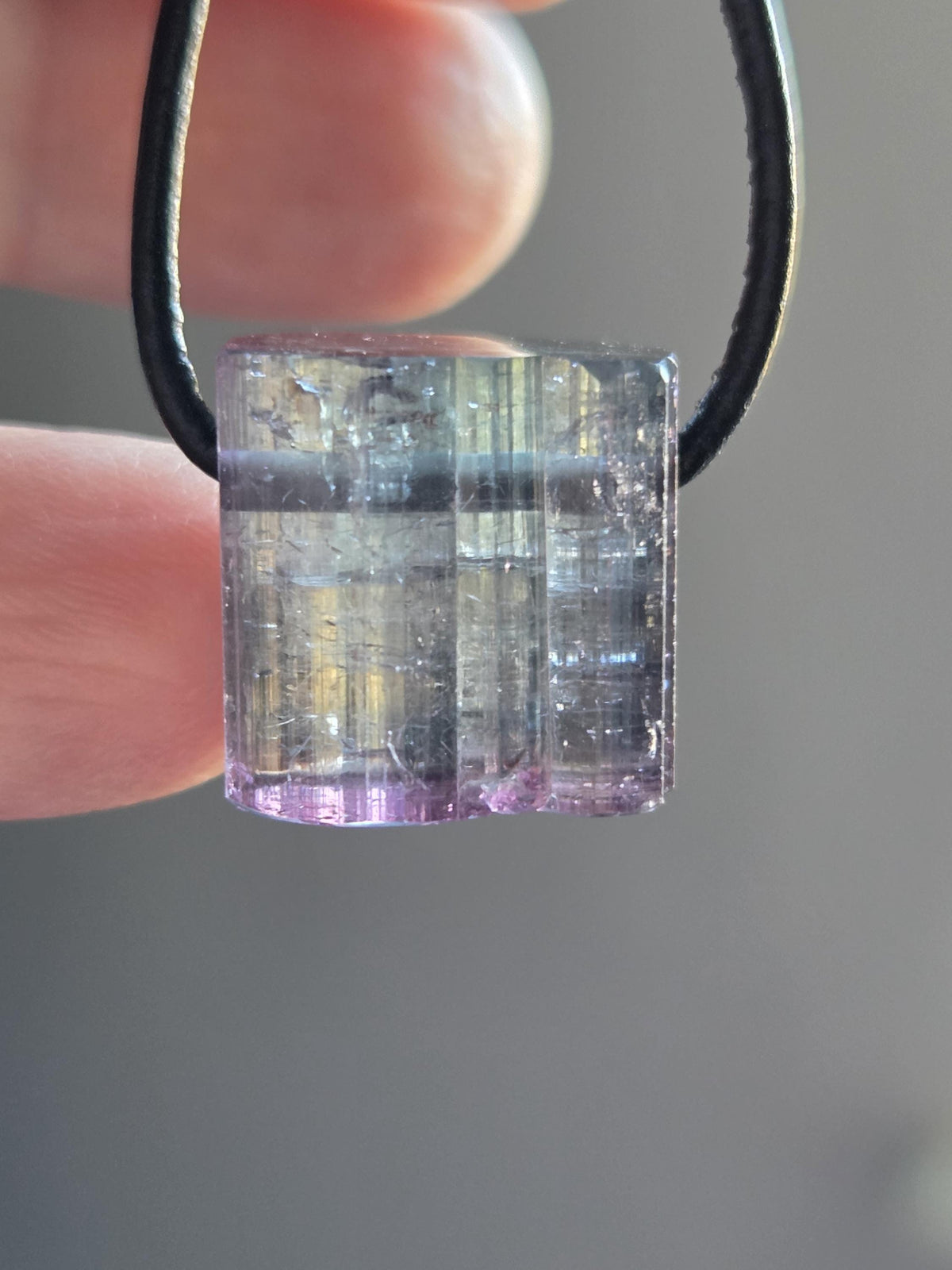 Bicolor Turmalin rosa violett graublau Turmalin, Rubellit Rohstein Stäbchen Anhänger, 16 x 17 x 12 mm, gebohrt, an verstellbarem Lederband