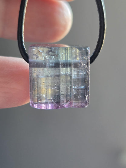 Bicolor Turmalin rosa violett graublau Turmalin, Rubellit Rohstein Stäbchen Anhänger, 16 x 17 x 12 mm, gebohrt, an verstellbarem Lederband