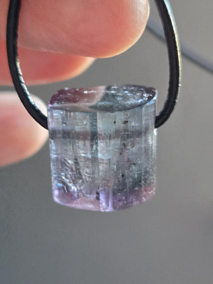 Bicolor Turmalin rosa violett graublau Turmalin, Rubellit Rohstein Stäbchen Anhänger, 16 x 17 x 12 mm, gebohrt, an verstellbarem Lederband