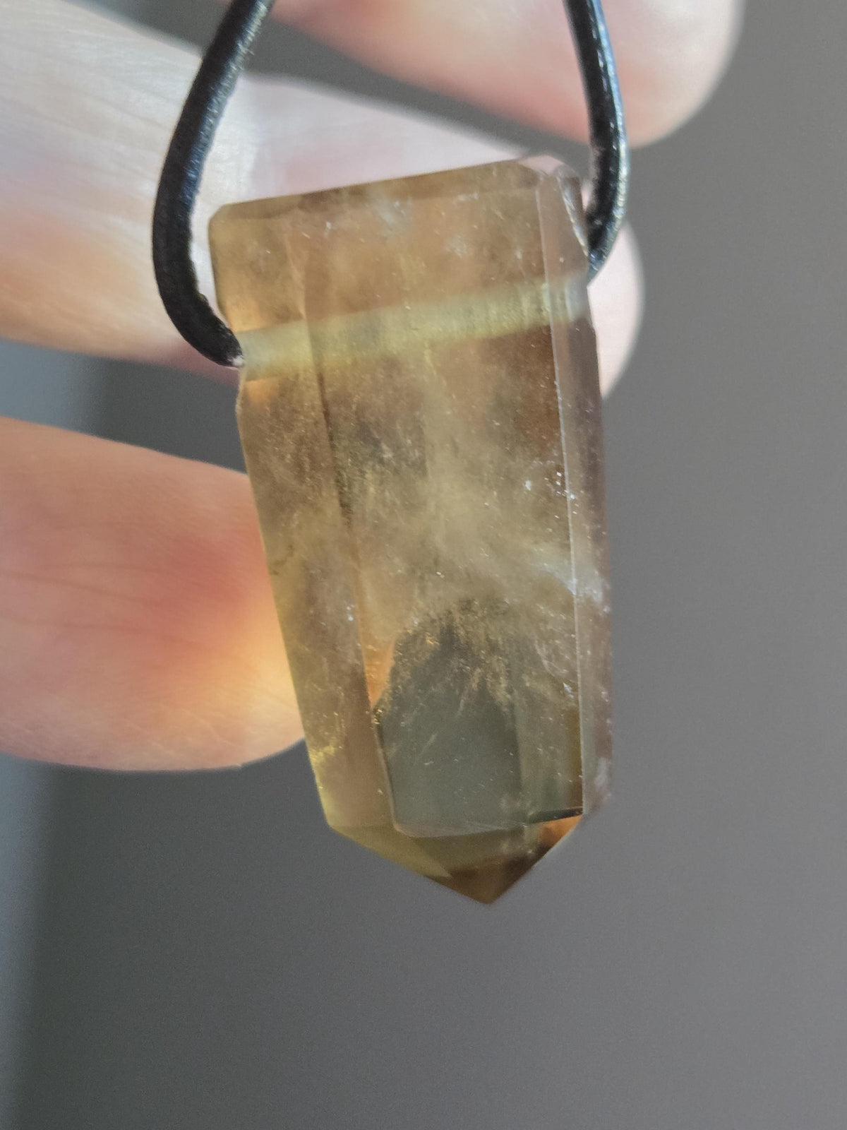 Citrin Kristall unbehandelt ungebrannt Citrin Spitze, 34 x 17 x 12 mm, gebohrt, an verstellbarem Lederband