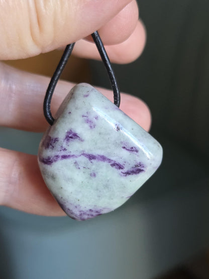 Rarität seltener Kämmererit Anhänger Norwegen, 32 x 30 x 16 mm, gebohrt, an verstellbarem Lederband, Kronenchakra Meditation