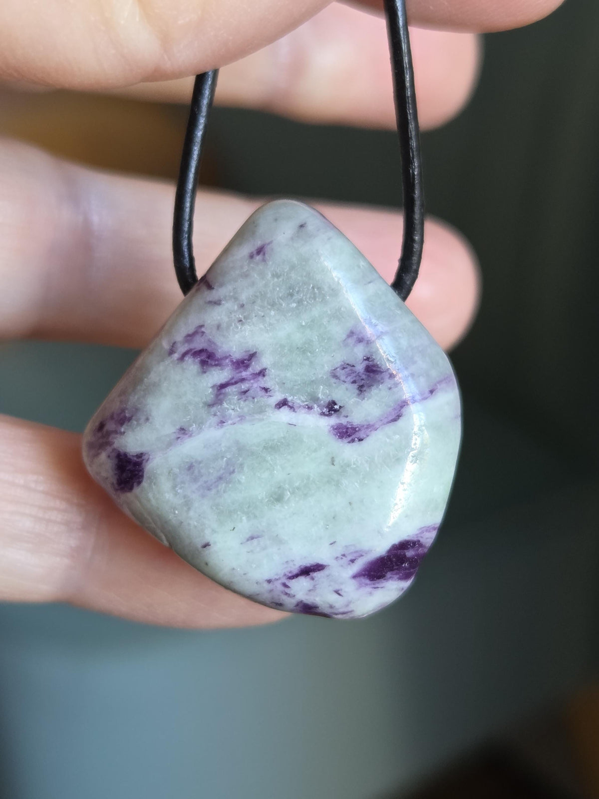 Rarität seltener Kämmererit Anhänger Norwegen, 32 x 30 x 16 mm, gebohrt, an verstellbarem Lederband, Kronenchakra Meditation