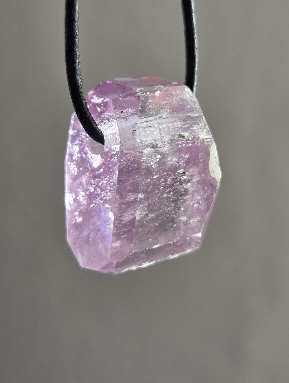 Einzigartiger Patroke-Kunzit pink Kunzit Anhänger, 25 x 18 x 14 mm, gebohrt, an verstellbarem Lederband