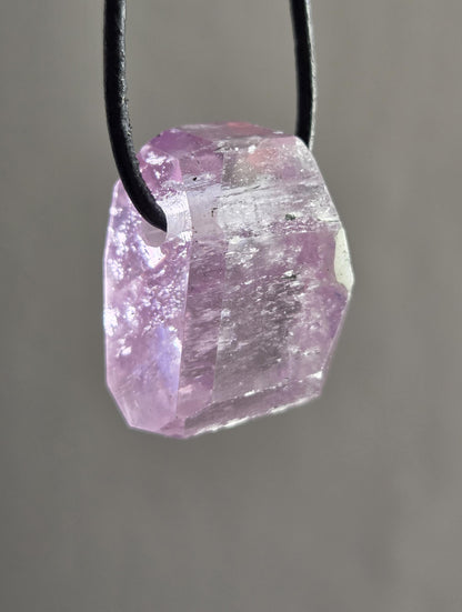 Einzigartiger Patroke-Kunzit pink Kunzit Anhänger, 25 x 18 x 14 mm, gebohrt, an verstellbarem Lederband