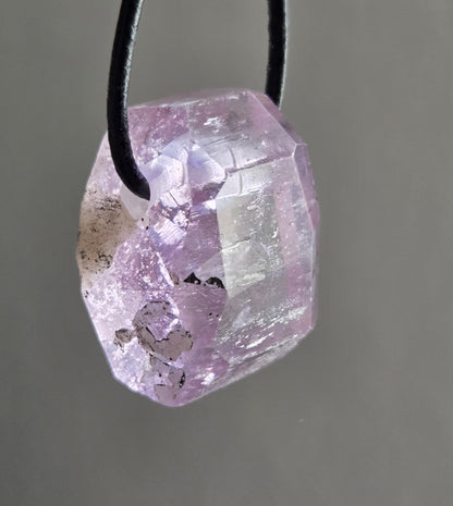 Einzigartiger Patroke-Kunzit pink Kunzit Anhänger, 25 x 18 x 14 mm, gebohrt, an verstellbarem Lederband