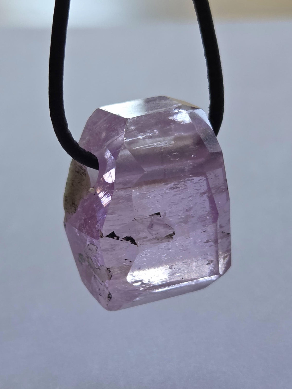 Einzigartiger Patroke-Kunzit pink Kunzit Anhänger, 25 x 18 x 14 mm, gebohrt, an verstellbarem Lederband