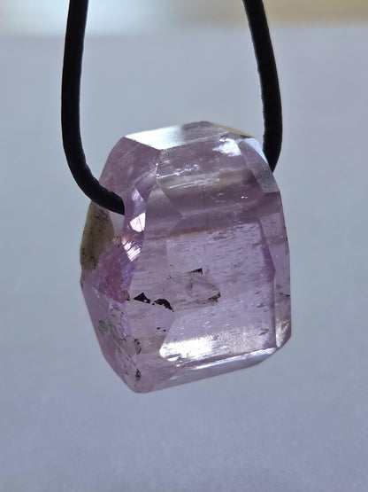 Einzigartiger Patroke-Kunzit pink Kunzit Anhänger, 25 x 18 x 14 mm, gebohrt, an verstellbarem Lederband