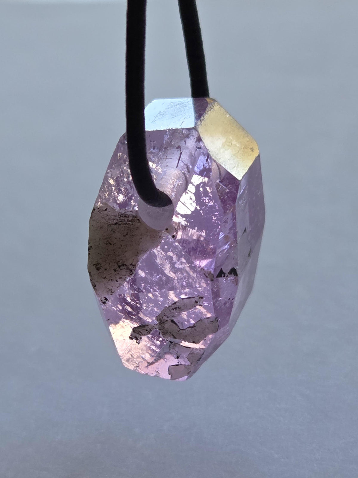 Einzigartiger Patroke-Kunzit pink Kunzit Anhänger, 25 x 18 x 14 mm, gebohrt, an verstellbarem Lederband