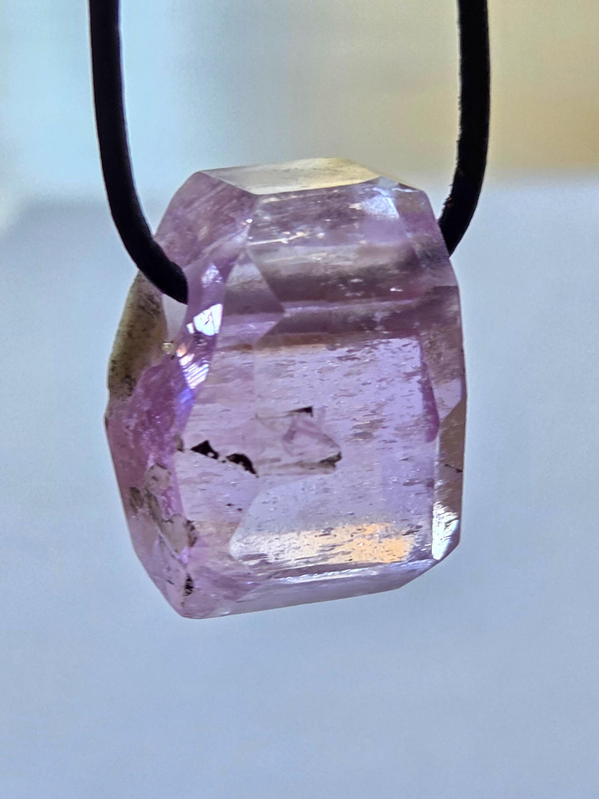 Einzigartiger Patroke-Kunzit pink Kunzit Anhänger, 25 x 18 x 14 mm, gebohrt, an verstellbarem Lederband