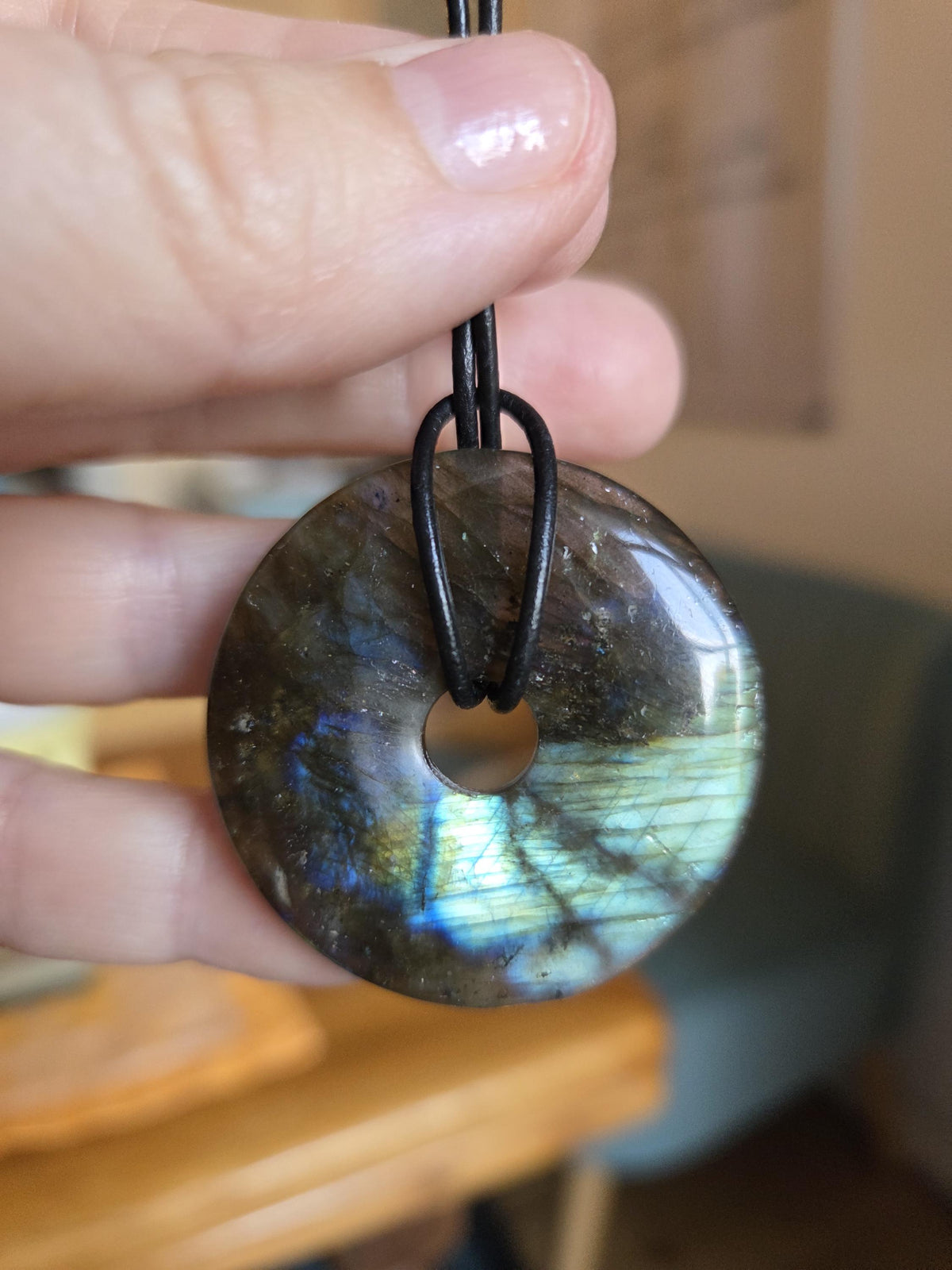 Labradorit Donut groß, grün blau apricot rose gold Anhänger, 40 x 7 mm, gebohrt, an verstellbarem Lederband