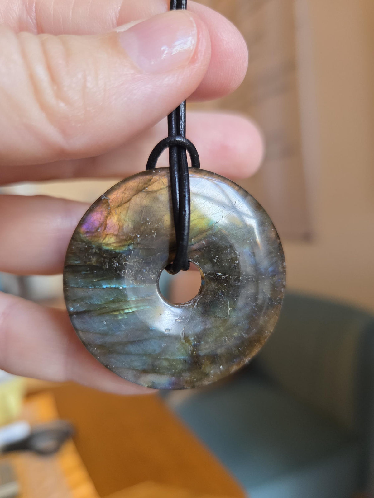 Labradorit Donut groß, grün blau apricot rose gold Anhänger, 40 x 7 mm, gebohrt, an verstellbarem Lederband