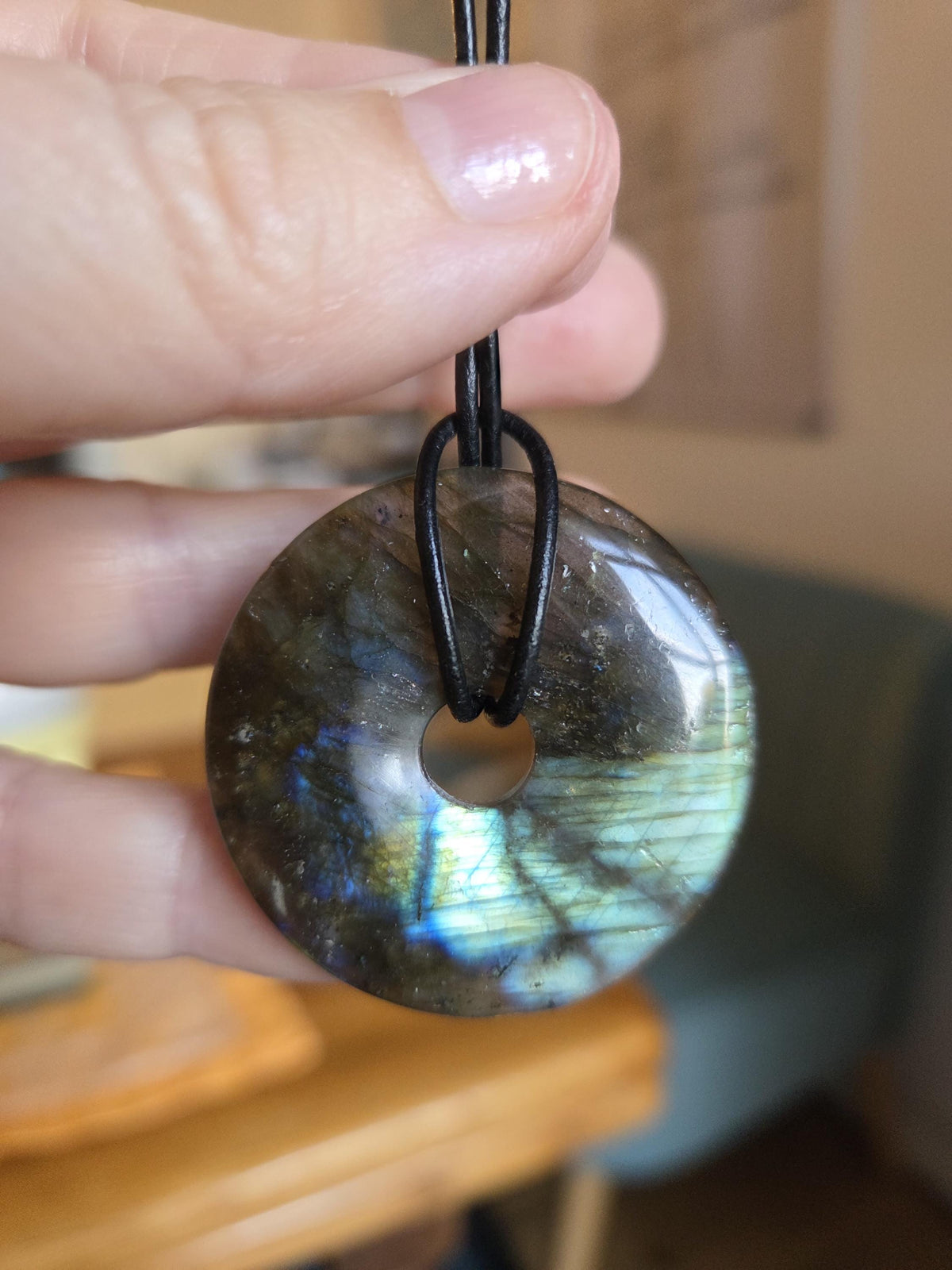 Labradorit Donut groß, grün blau apricot rose gold Anhänger, 40 x 7 mm, gebohrt, an verstellbarem Lederband