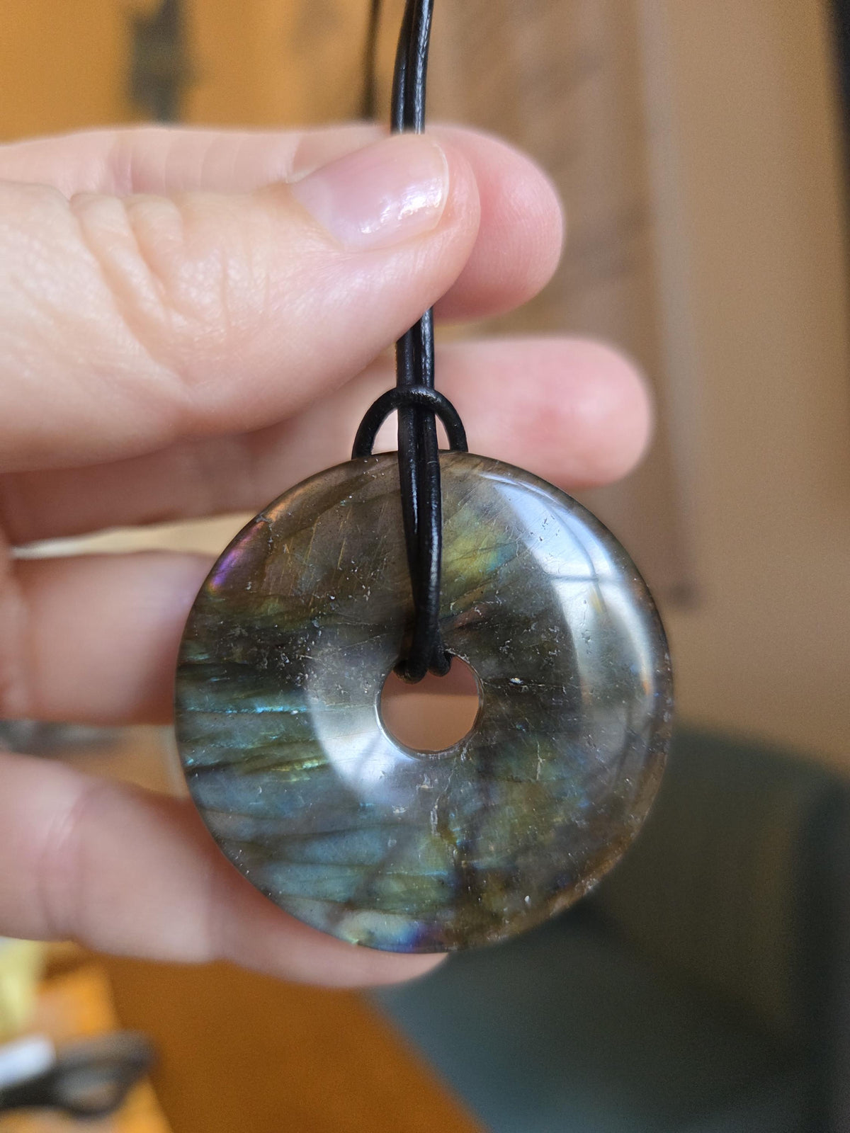 Labradorit Donut groß, grün blau apricot rose gold Anhänger, 40 x 7 mm, gebohrt, an verstellbarem Lederband