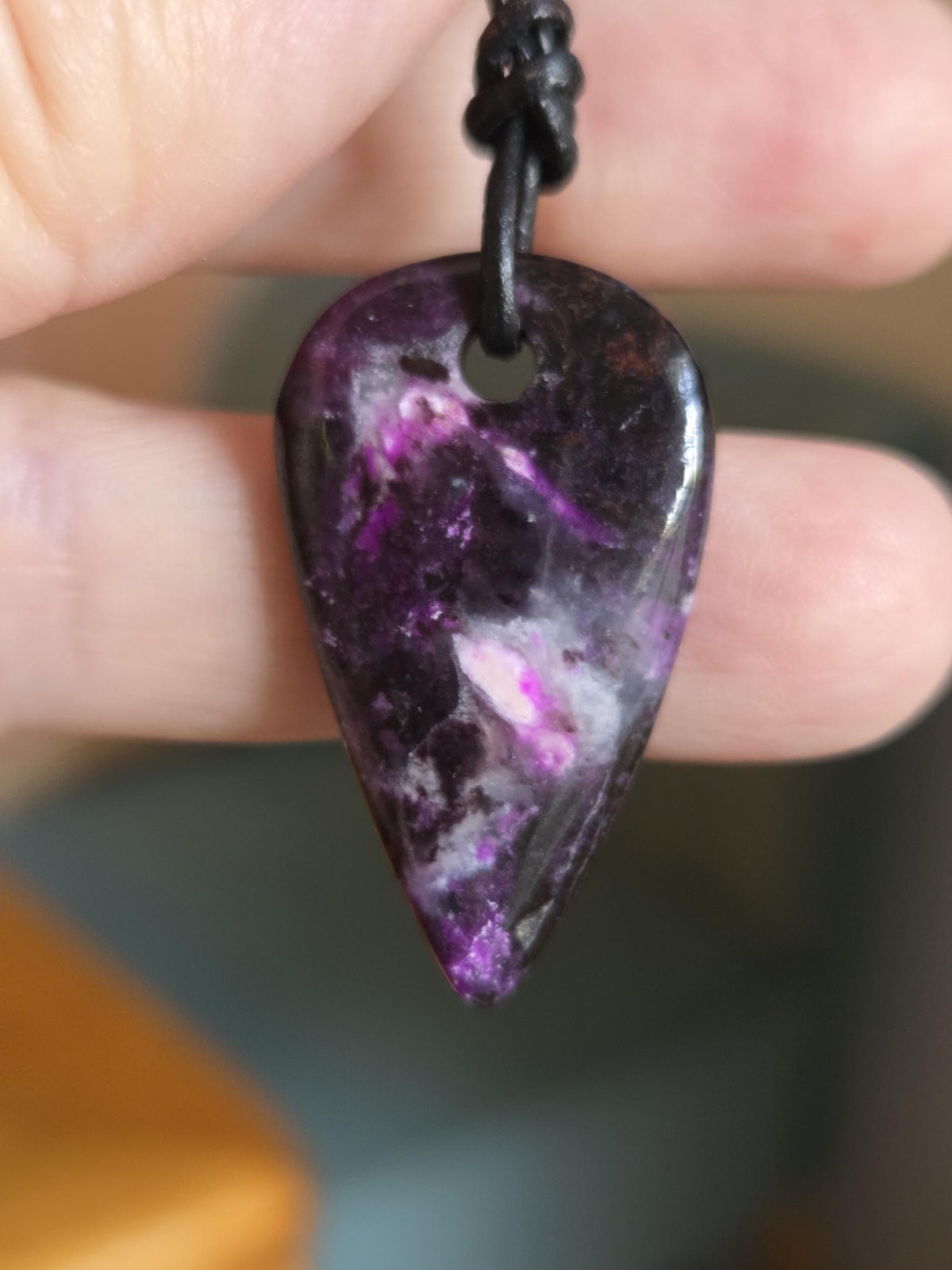 Sugilith Anhänger , 34 x 19 x 5 mm, gebohrt, an verstellbarem Lederband, beidseitig tragbar, Kronenchakra, Schutzstein