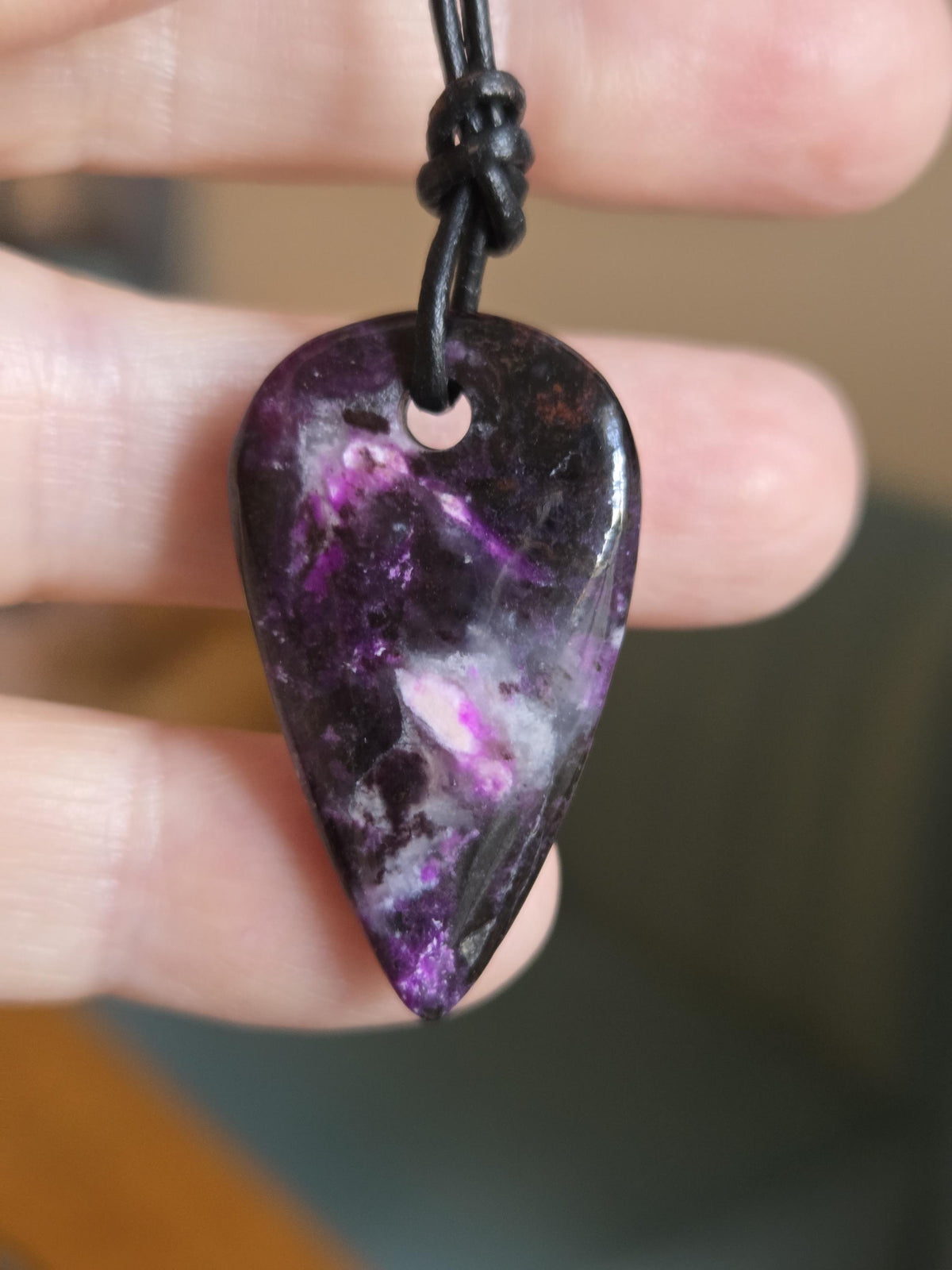 Sugilith Anhänger , 34 x 19 x 5 mm, gebohrt, an verstellbarem Lederband, beidseitig tragbar, Kronenchakra, Schutzstein