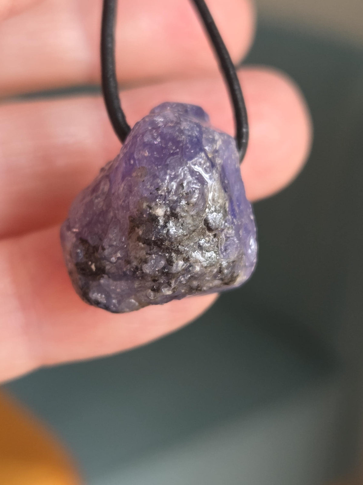 Tansanit Rohstein getrommelt, Tanzanit Kristall Anhänger, 22 x 18 x 17 mm, gebohrt an verstellbarem Lederband