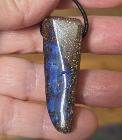 Großer flashfire blauer Boulder Opal, Boulderopal Anhänger, 45 x 16 x 10 mm, Quilpie Queensland Australien, an verstellbarem Lederband