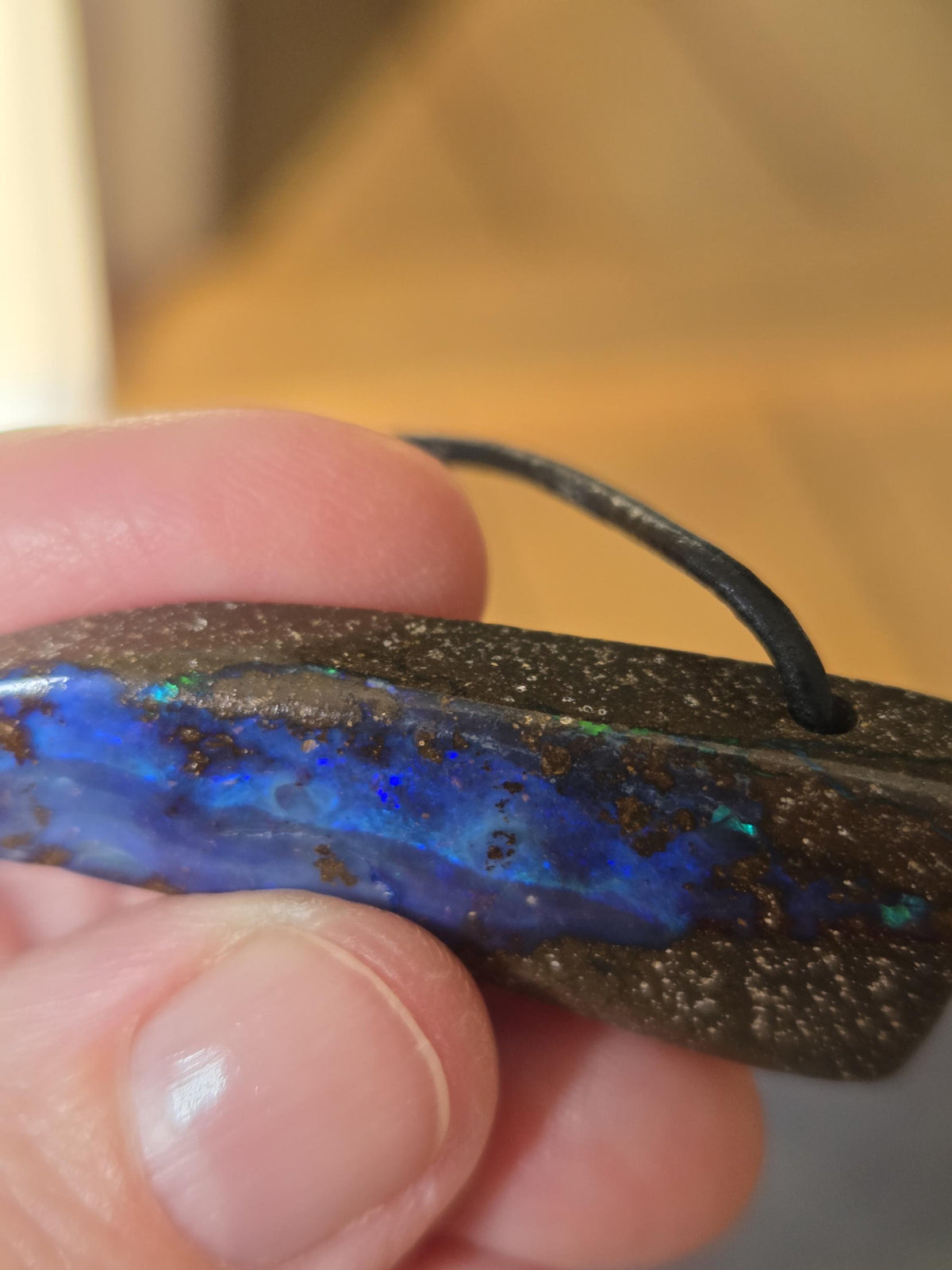 Großer flashfire blauer Boulder Opal, Boulderopal Anhänger, 45 x 16 x 10 mm, Quilpie Queensland Australien, an verstellbarem Lederband