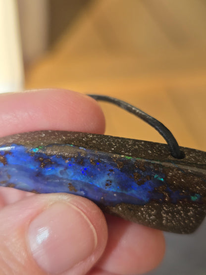 Großer flashfire blauer Boulder Opal, Boulderopal Anhänger, 45 x 16 x 10 mm, Quilpie Queensland Australien, an verstellbarem Lederband