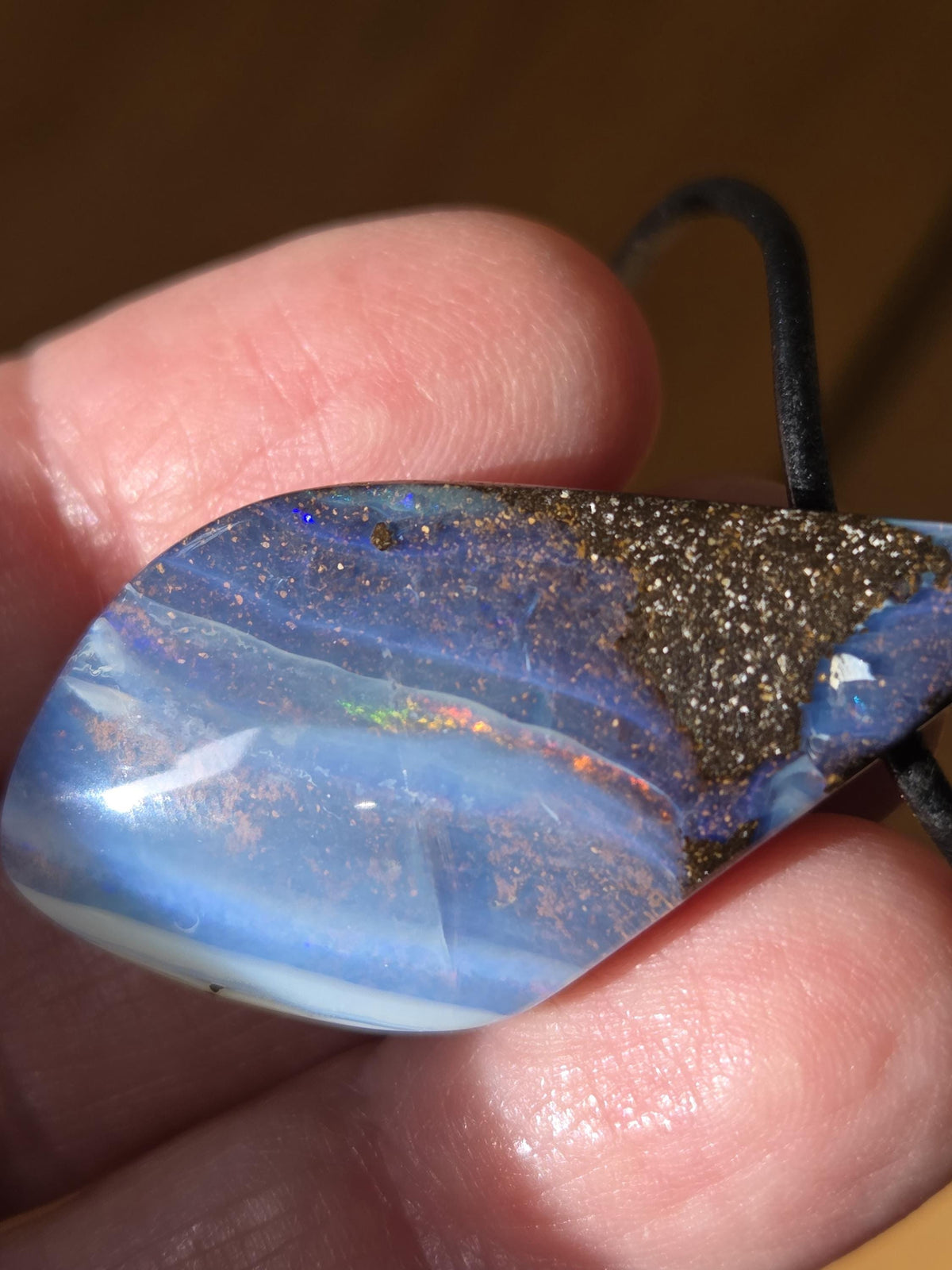 Großer flashfire blauer Boulder Opal, Boulderopal Anhänger, 42 x 21 x 11 mm, Quilpie Queensland Australien, an verstellbarem Lederband