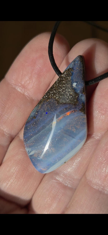 Großer flashfire blauer Boulder Opal, Boulderopal Anhänger, 42 x 21 x 11 mm, Quilpie Queensland Australien, an verstellbarem Lederband