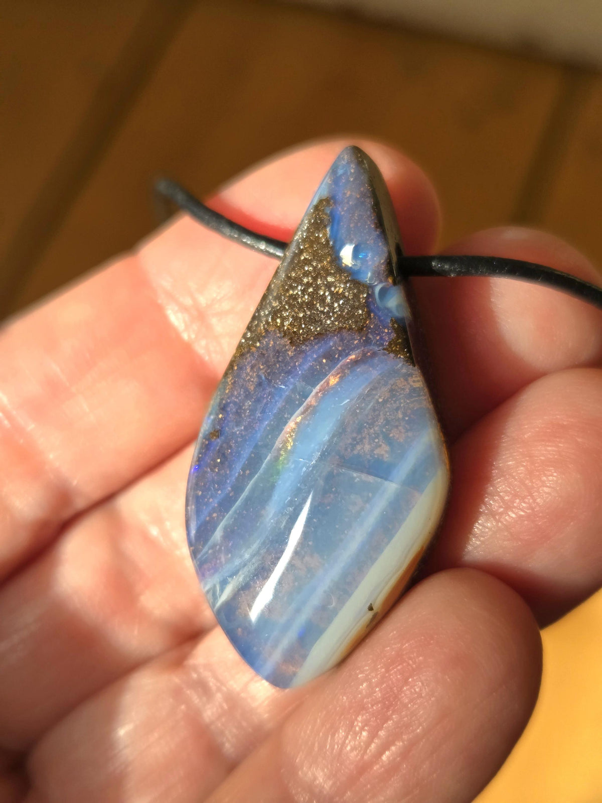 Großer flashfire blauer Boulder Opal, Boulderopal Anhänger, 42 x 21 x 11 mm, Quilpie Queensland Australien, an verstellbarem Lederband