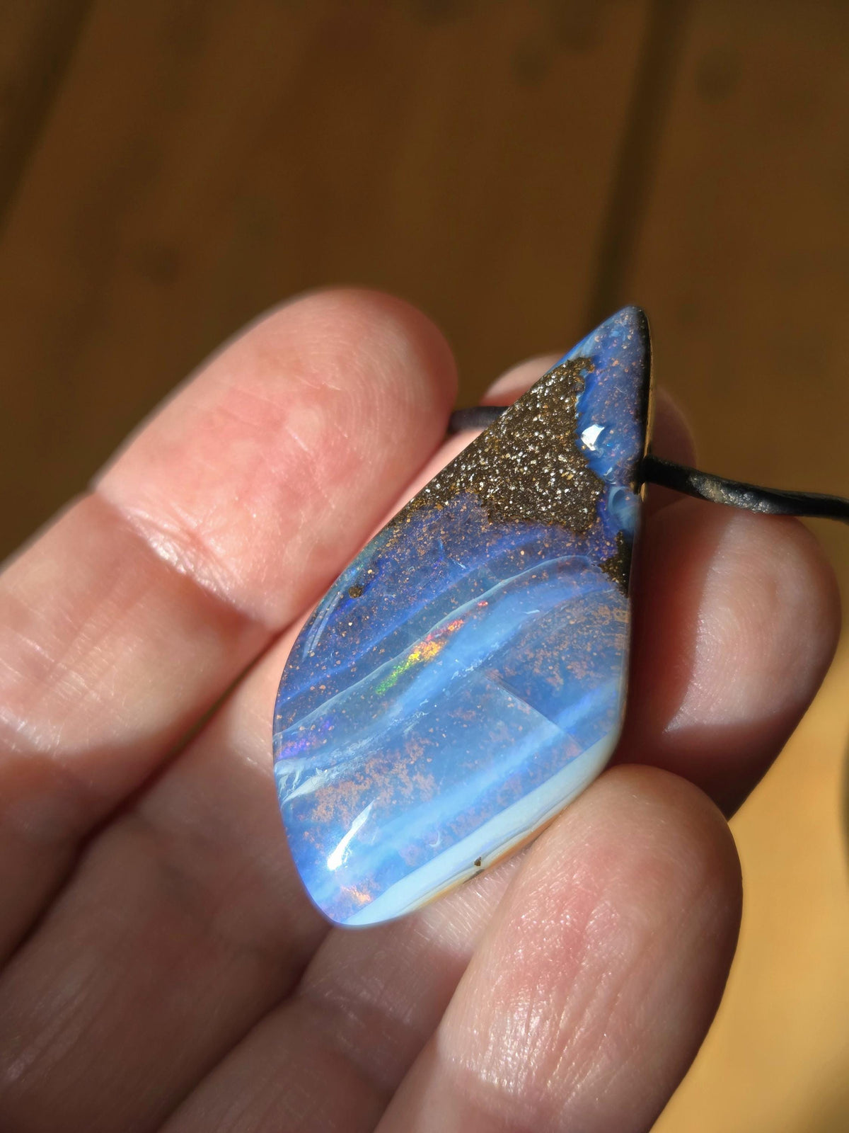 Großer flashfire blauer Boulder Opal, Boulderopal Anhänger, 42 x 21 x 11 mm, Quilpie Queensland Australien, an verstellbarem Lederband