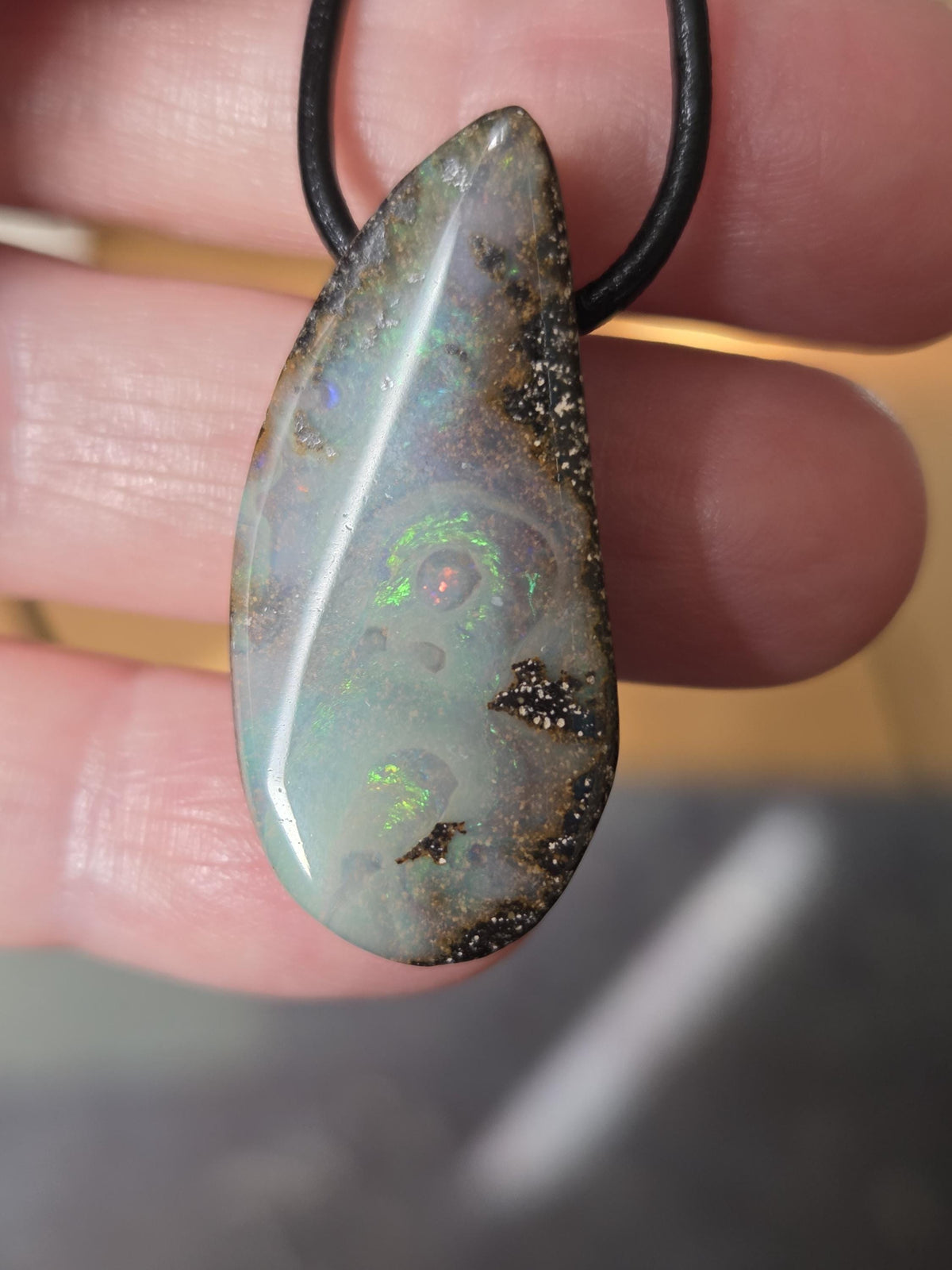 Boulder Opal, mit grün gelb und rot Flashfire Boulderopal Anhänger, 35 x 18 x 9 mm, Queensland Australien, an verstellbarem Lederband