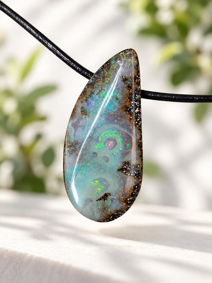 Boulder Opal, mit grün gelb und rot Flashfire Boulderopal Anhänger, 35 x 18 x 9 mm, Queensland Australien, an verstellbarem Lederband
