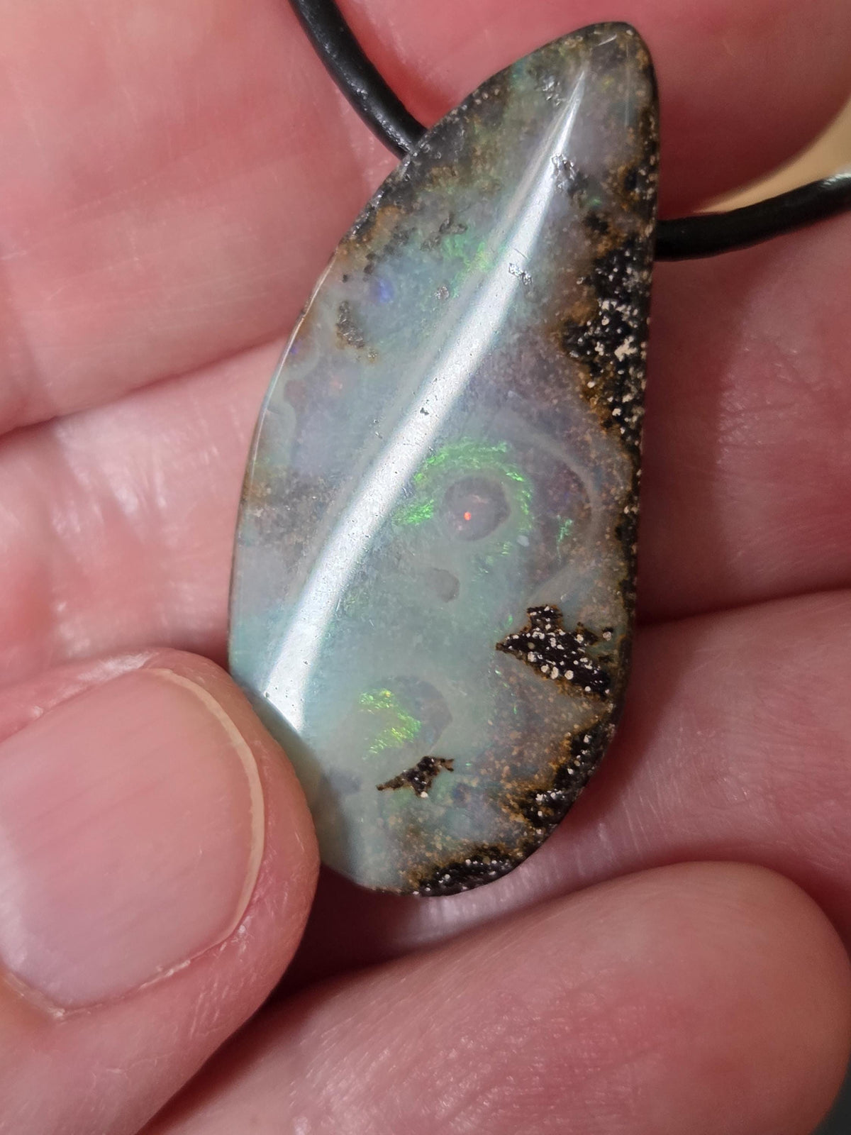 Boulder Opal, mit grün gelb und rot Flashfire Boulderopal Anhänger, 35 x 18 x 9 mm, Queensland Australien, an verstellbarem Lederband