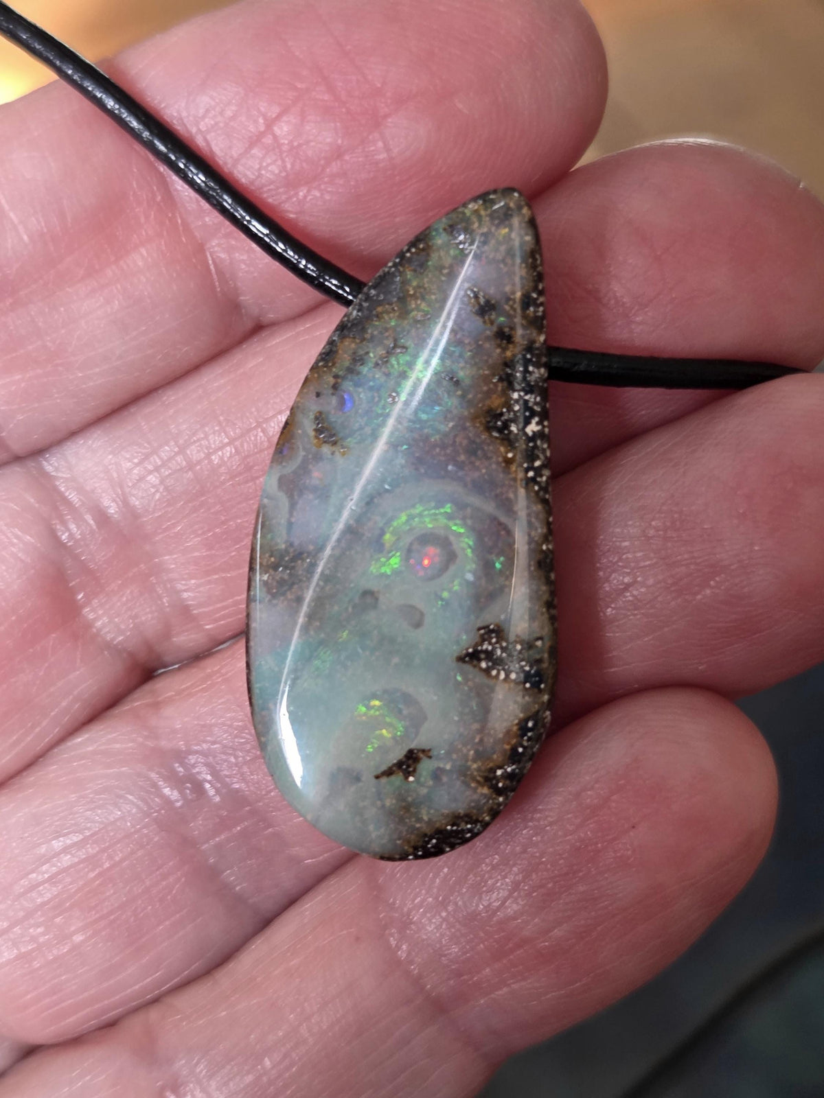 Boulder Opal, mit grün gelb und rot Flashfire Boulderopal Anhänger, 35 x 18 x 9 mm, Queensland Australien, an verstellbarem Lederband